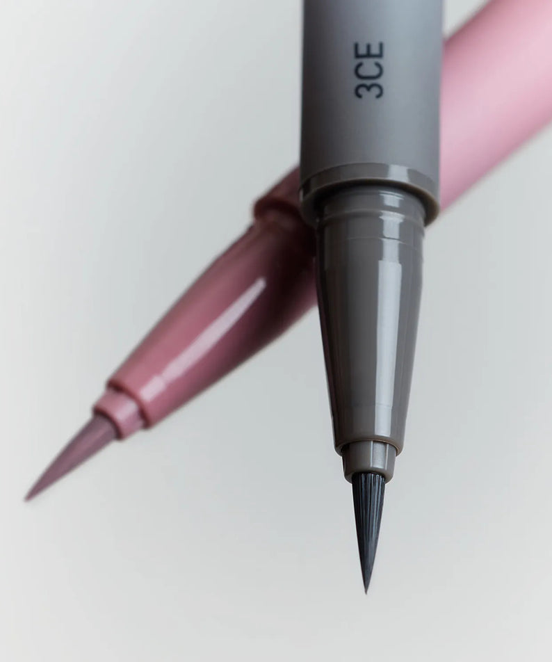 3CE  My Ring Eyeliner Duo, stylo noir 3CE avec pointe, maquillage des yeux sur fond rose, duo eyeliner liquide