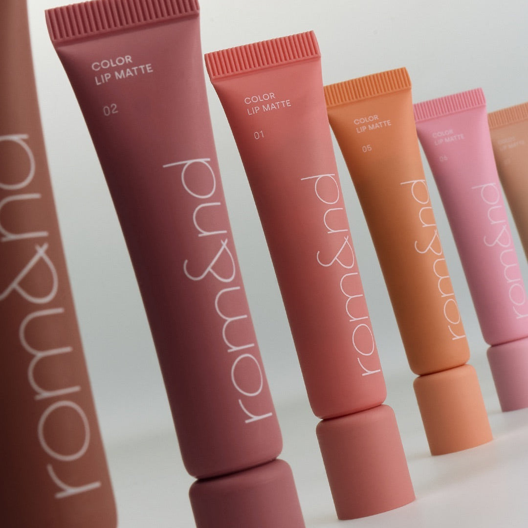 ROMAND Color Lip Matte, tubes de rouge à lèvres mats ROMAND en dégradé, sur fond blanc, vue produit.