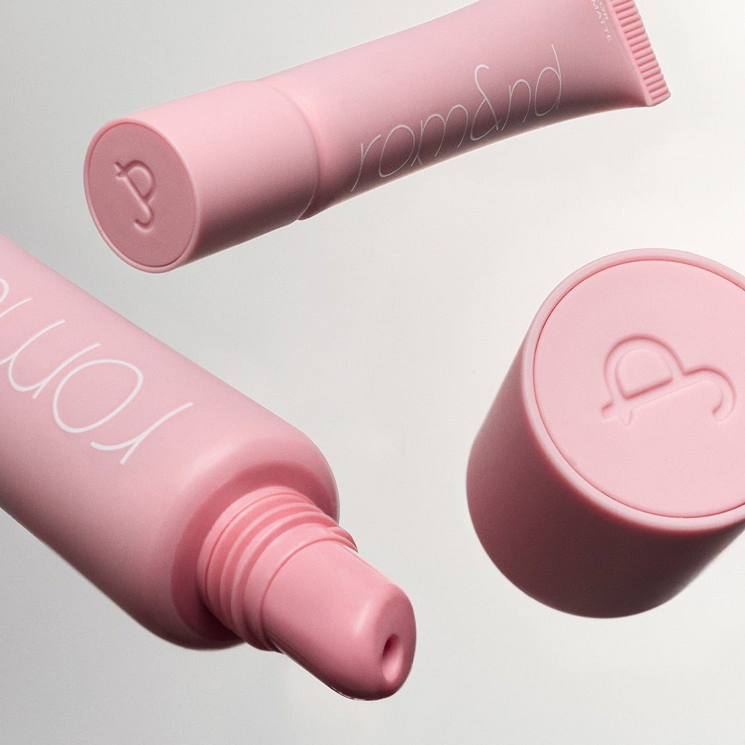 ROMAND Color Lip Matte de la marque ROMAND, tube et bouchon roses sur fond clair, visuel maquillage lèvres.