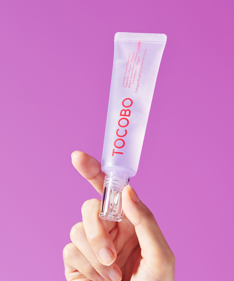 TOCOBO Collagen Brightening Eye Gel Cream 30ml, tube crème pour les yeux, main tenant le produit sur fond violet.