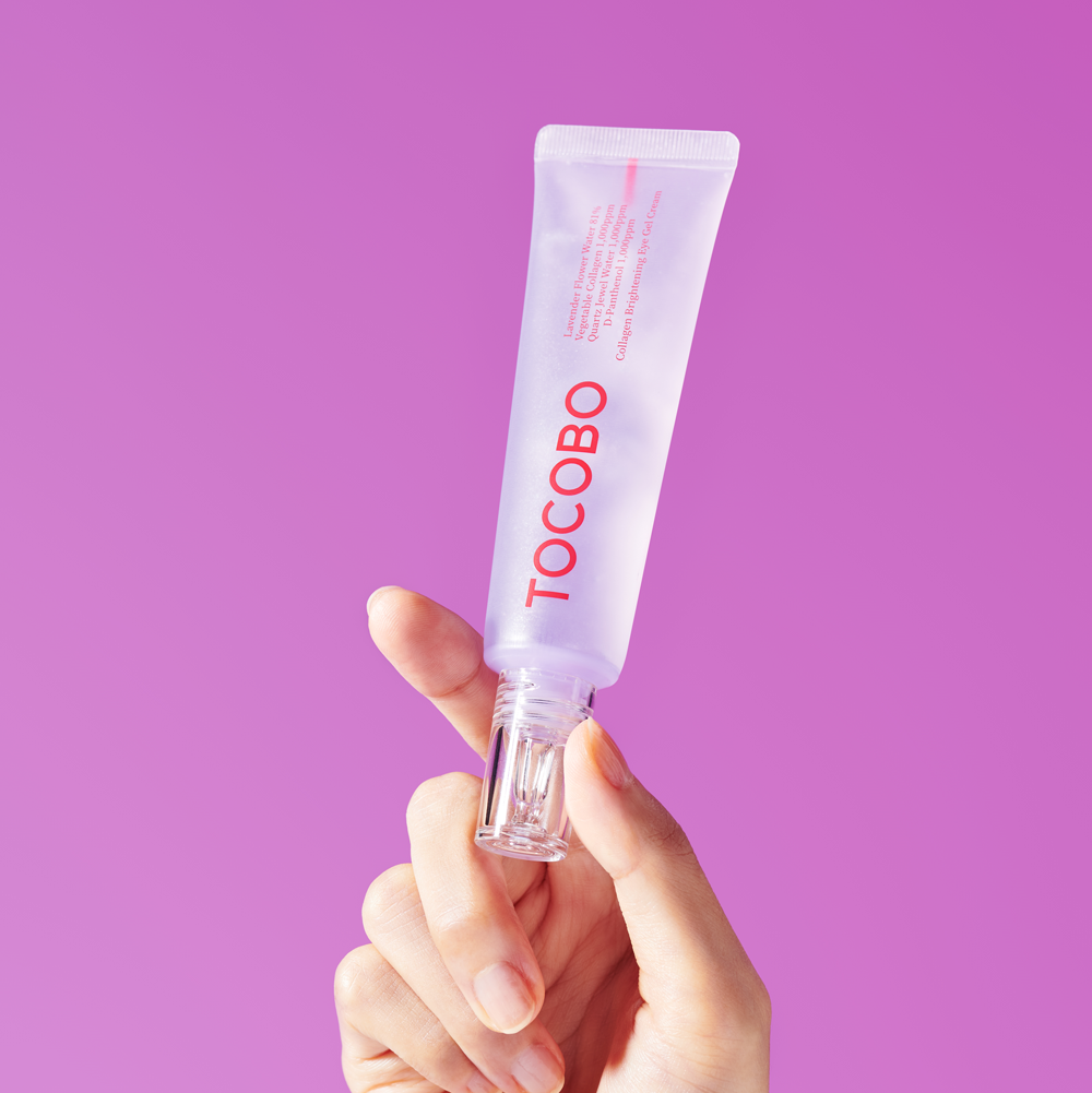 TOCOBO Collagen Brightening Eye Gel Cream 30ml, tube crème pour les yeux, main tenant le produit sur fond violet.