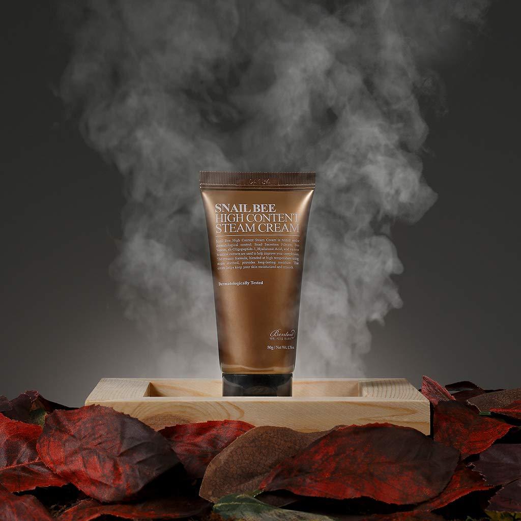 BENTON Snail Bee High Content Steam Cream 50g de la marque BENTON, tube crème sur plateau, vapeur visible, fond sombre.