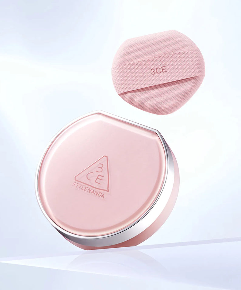 3CE  Fitting Mesh Cushion SPF40, PA+++ 11g + Refill 11g, coussin compact rose 3CE sur fond lumineux, flacon et recharge