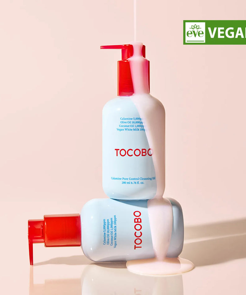 TOCOBO Calamine Pore Control Cleansing Oil 200ml, flacons de TOCOBO sur fond rose, logo VEGAN, pompe rouge.