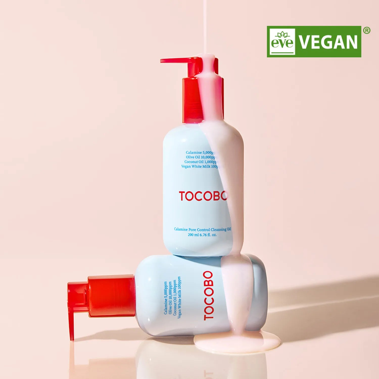 TOCOBO Calamine Pore Control Cleansing Oil 200ml, flacons de TOCOBO sur fond rose, logo VEGAN, pompe rouge.