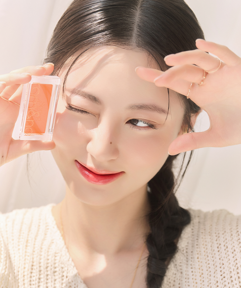 ROMAND Better Than Cheek #Springfever : jeune femme tenant le blush, maquillage de printemps #Springfever en gros plan