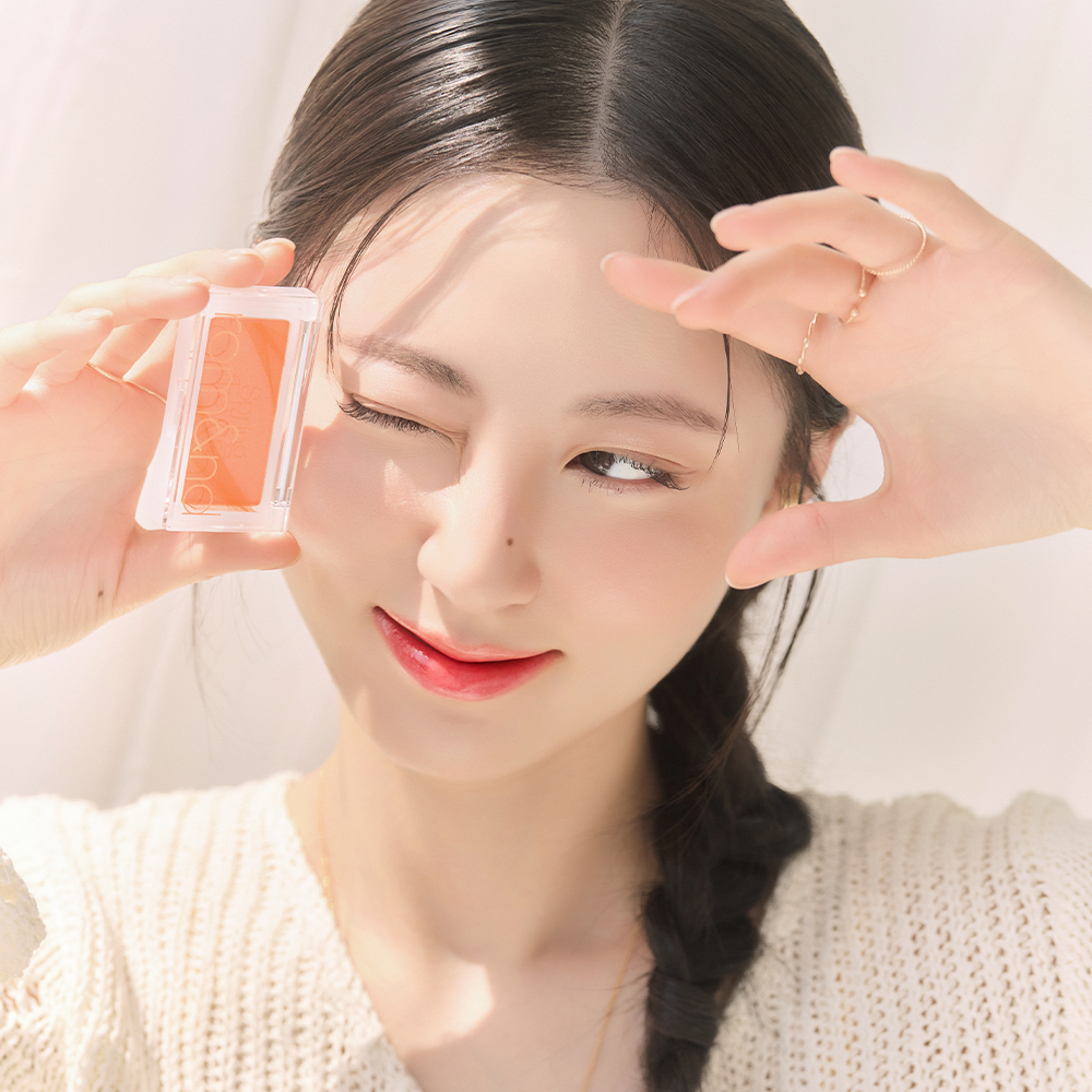 ROMAND Better Than Cheek #Springfever : jeune femme tenant le blush, maquillage de printemps #Springfever en gros plan