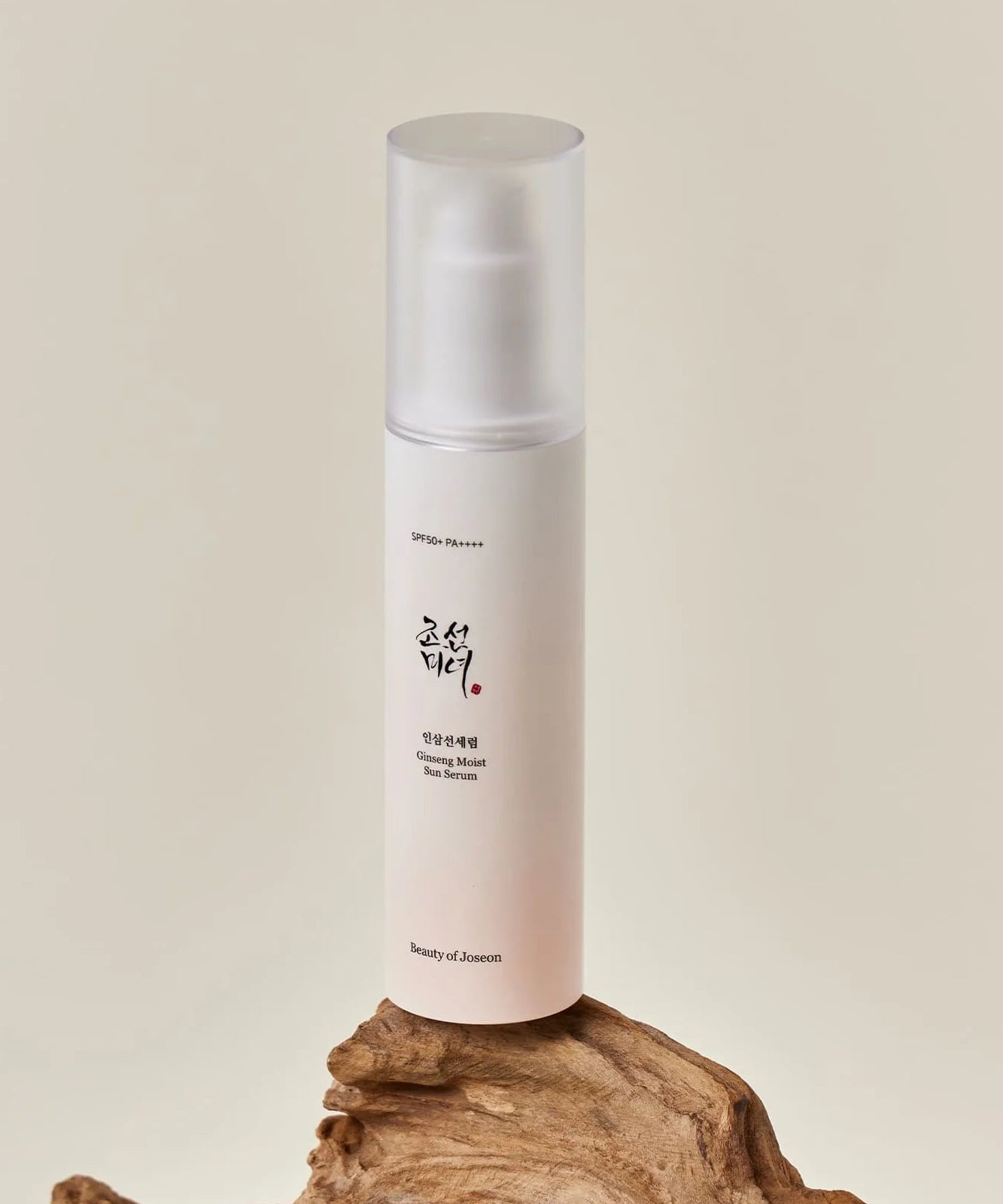 BEAUTY OF JOSEON Ginseng Moist Sun Serum 50ml, flacon blanc sur rocher, fond clair, photo produit en studio.