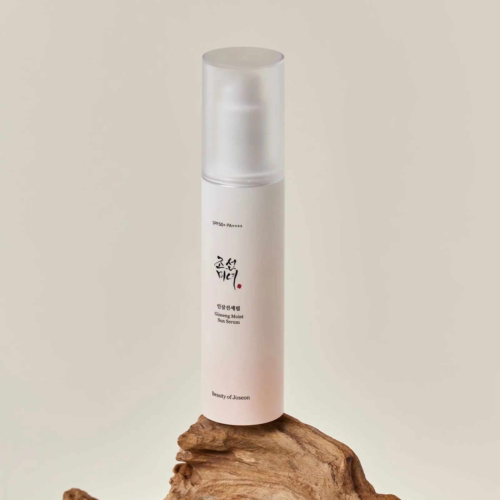 BEAUTY OF JOSEON Ginseng Moist Sun Serum 50ml, flacon blanc sur rocher, fond clair, photo produit en studio.