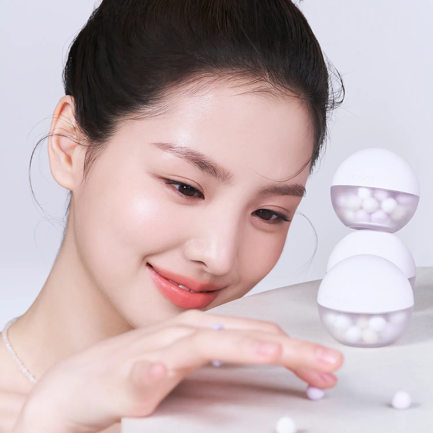 ROMAND Sheer Powder Pearls Powder, marque ROMAND, perles poudre maquillage sur peau lumineuse, gants blancs et visages.