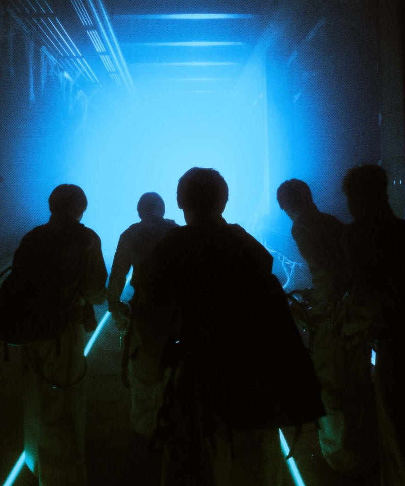 AM8IC - LUKOIE (TINCASE Ver.) - Album Kpop AM8IC, visuel concert bleu avec silhouettes de groupe et projecteurs