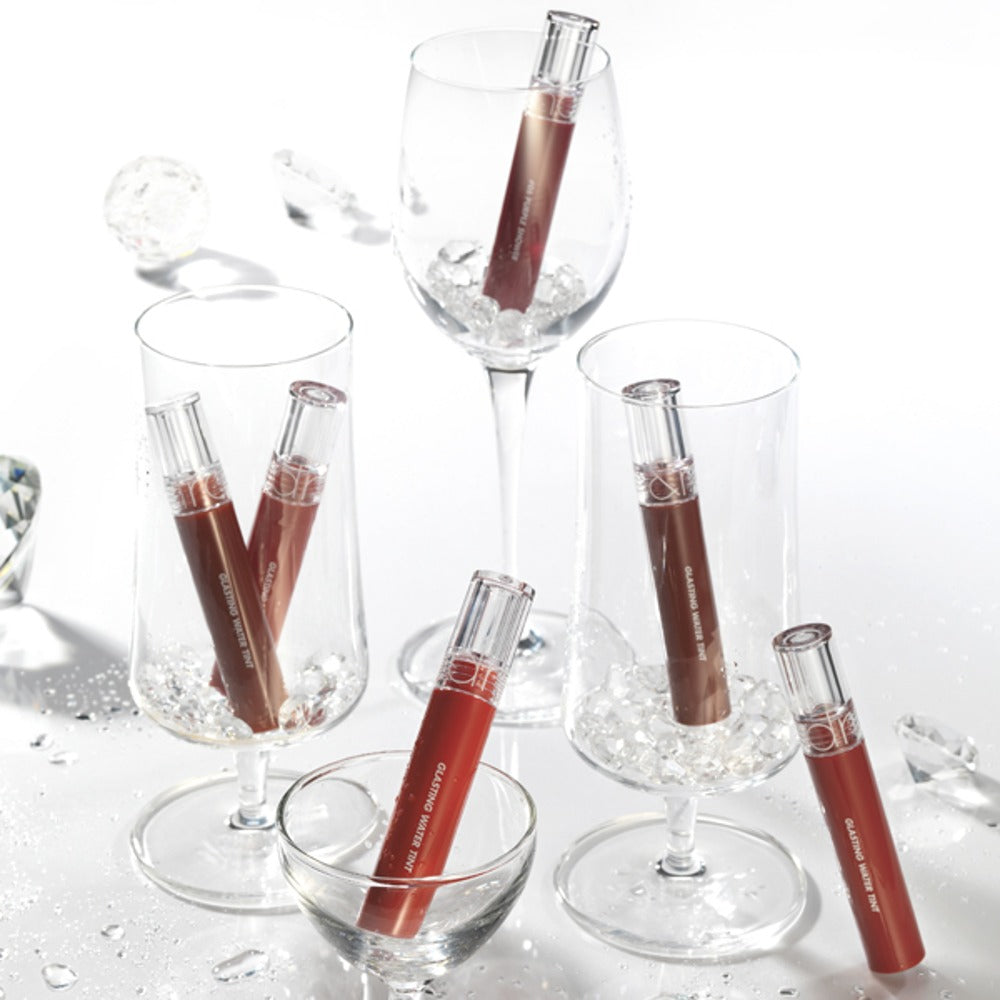 ROMAND Glasting Water Tint, flacon maquillage de la marque, éclaboussures d’eau sur fond blanc, style visuel produit