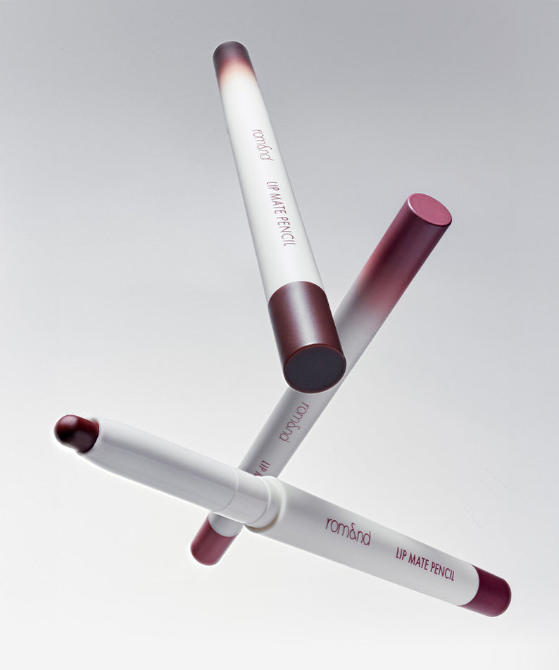 ROMAND Lip Mate Pencil #BeoverShade, crayon à lèvres de marque ROMAND, sur fond clair, texture mate