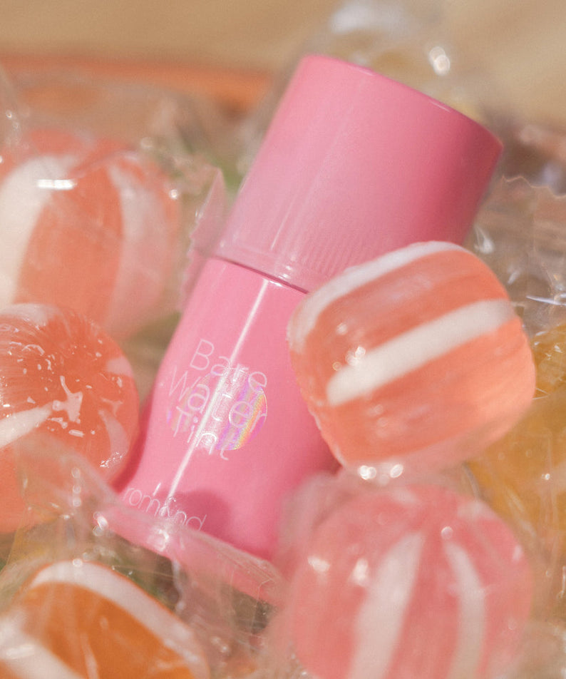 ROMAND Bare Water Tint de la marque ROMAND, baumes et bonbons roses dans un décor sucré, photo produit en gros plan