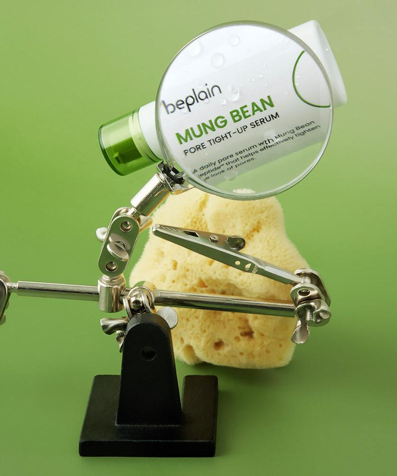 BEPLAIN Mung Bean Pore Tight-Up Serum 30ml : flacon sur support, loupe sur éponge, fond vert, contexte produit.