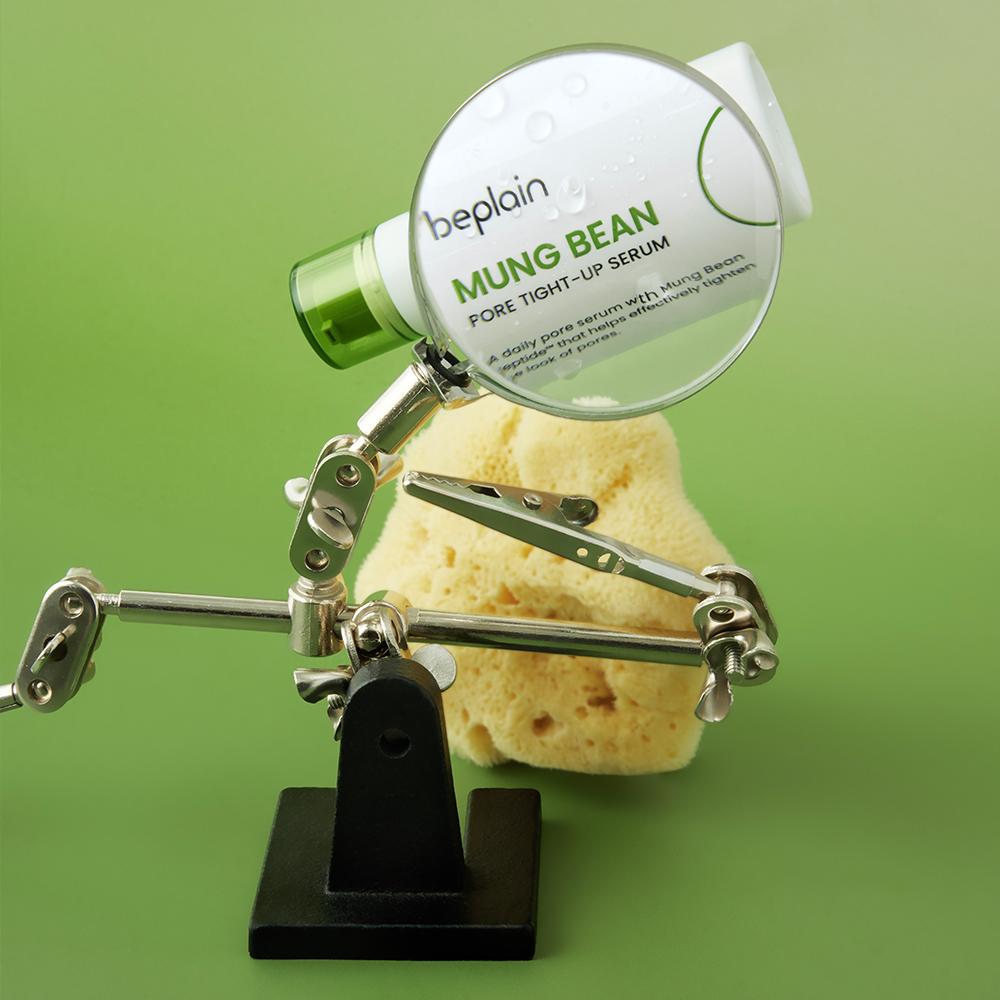 BEPLAIN Mung Bean Pore Tight-Up Serum 30ml : flacon sur support, loupe sur éponge, fond vert, contexte produit.