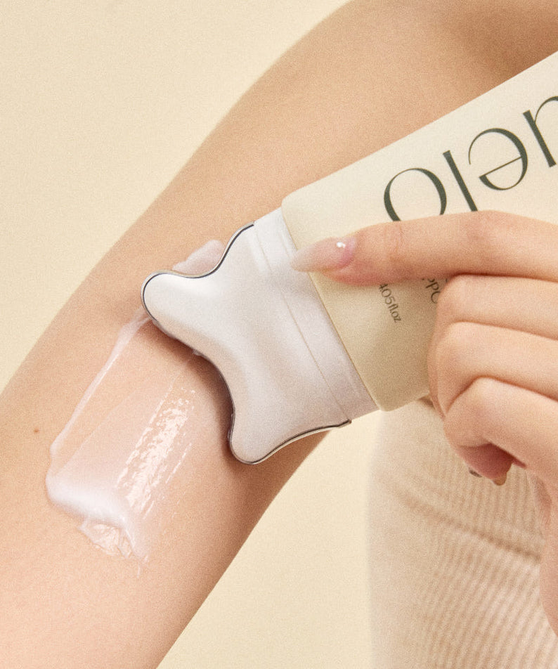 SUELO Volcano Body PPC Cellulite Cream 120ml, main appliquant sur peau lisse, crème anti-cellulite de la marque SUELO