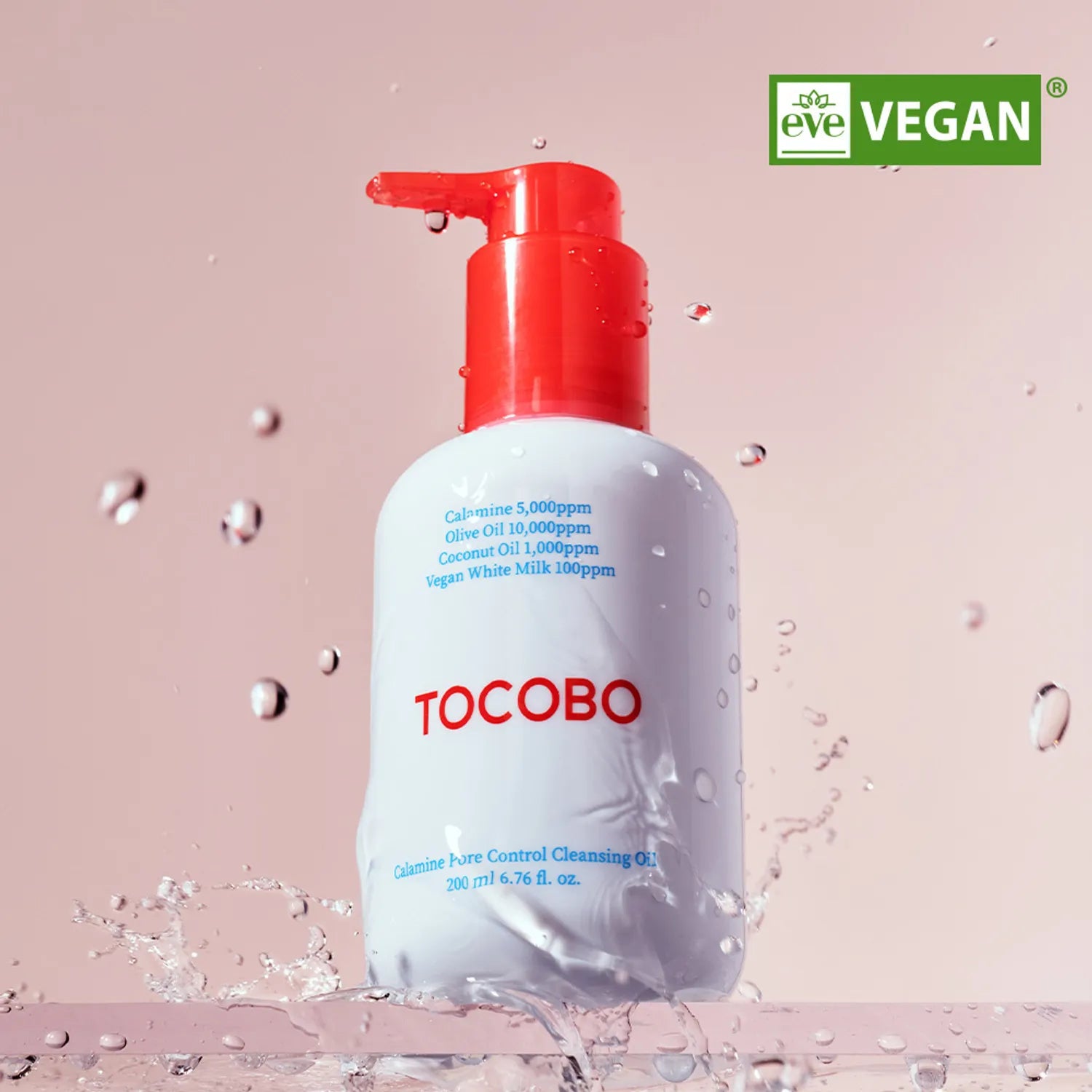 TOCOBO Calamine Pore Control Cleansing Oil 200ml, flacon rouge sur fond rose avec éclaboussures d’eau, contexte soin visage.