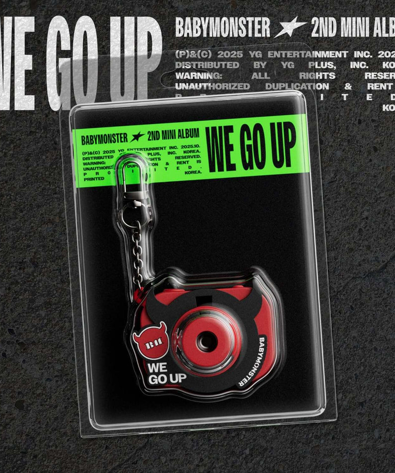 BABYMONSTER - 2nd MINI ALBUM [WE GO UP] MINI BEAM KEYRING Ver. : porte-clés Kpop vert/rouge sur blister, fond noir.