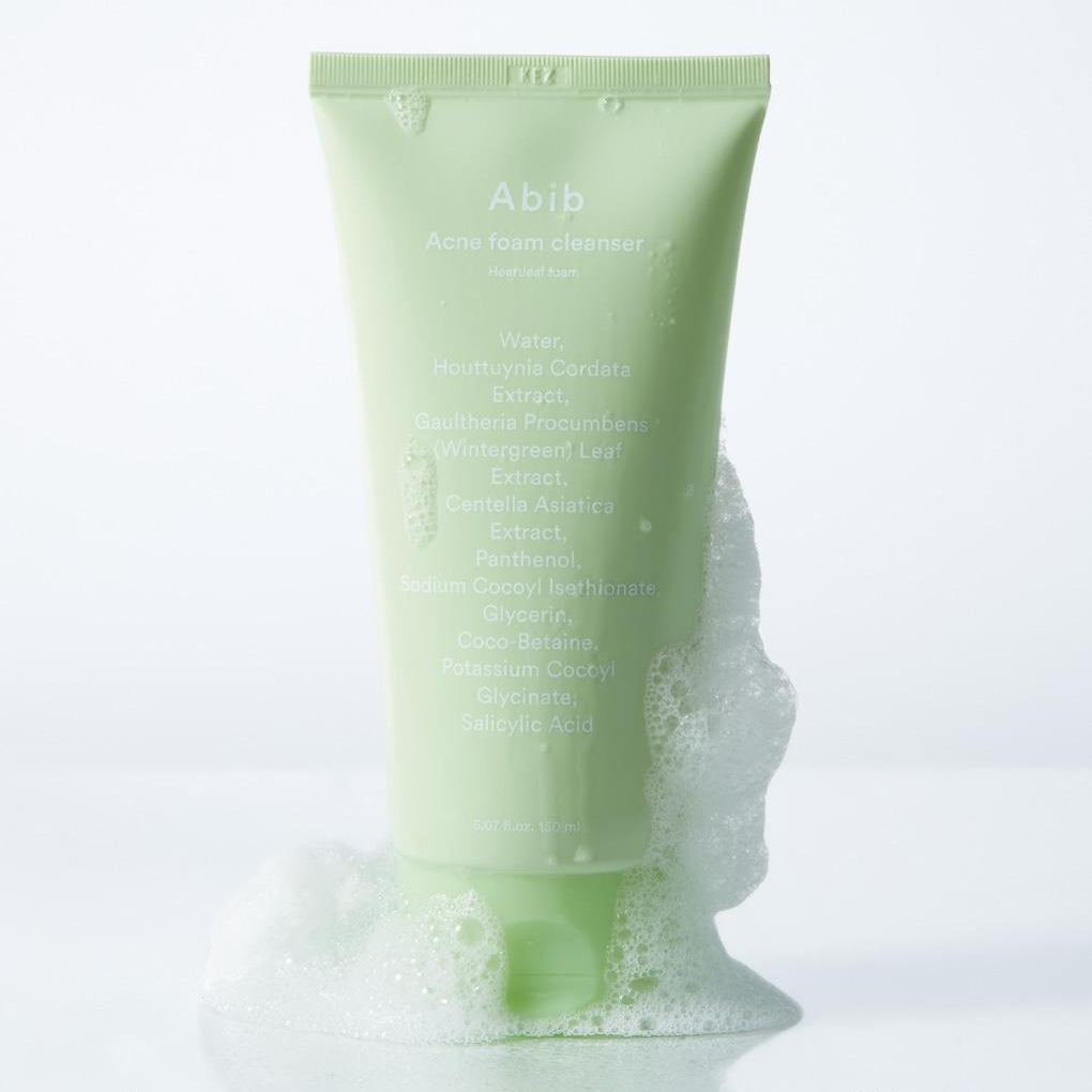 ABIB  Acne Foam Cleanser with Mugwort Foam 250ml, tube vert sur fond clair, mousse de nettoyage en contexte visuel