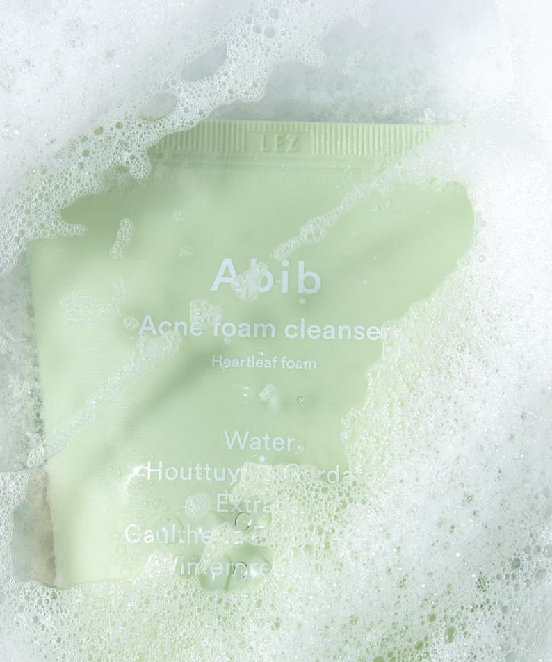 ABIB  Acne Foam Cleanser with Mugwort Foam 250ml : bouteille ABIB sur mousse, visuel skincare anti-acné, eau & bulles.