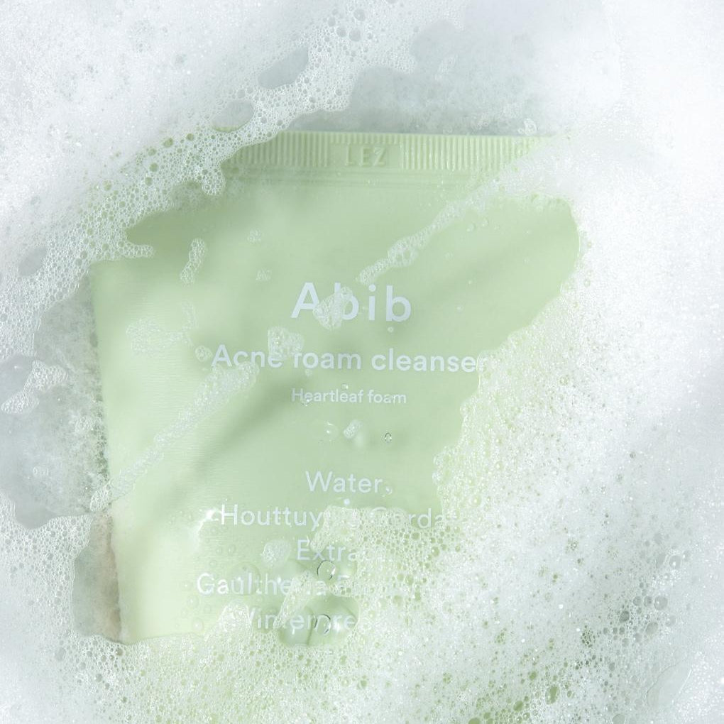 ABIB  Acne Foam Cleanser with Mugwort Foam 250ml : bouteille ABIB sur mousse, visuel skincare anti-acné, eau & bulles.