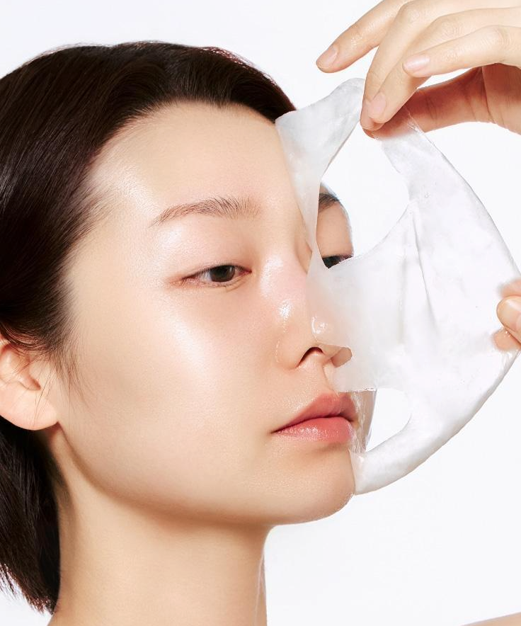 ABIB  Blemish Collagen Wrapping Mask Glutathione Film 100ml : application d’un masque visage collagène, peau hydratée