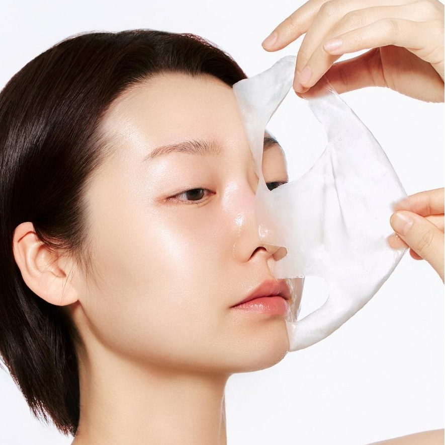 ABIB  Blemish Collagen Wrapping Mask Glutathione Film 100ml : application d’un masque visage collagène, peau hydratée