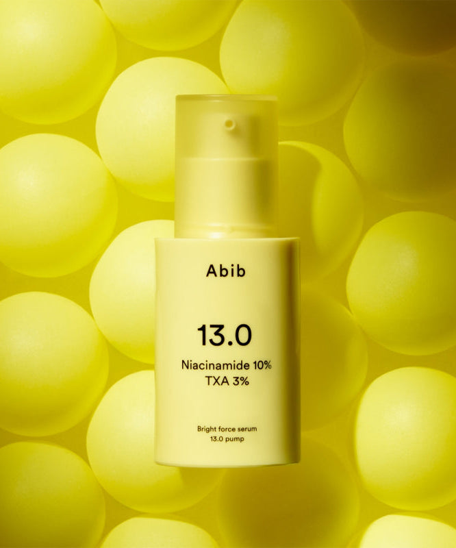 ABIB  Bright Force Serum 13.0 Pump 30ml, sérum Abib jaune sur fond à bulles lumineuses, présentation produit