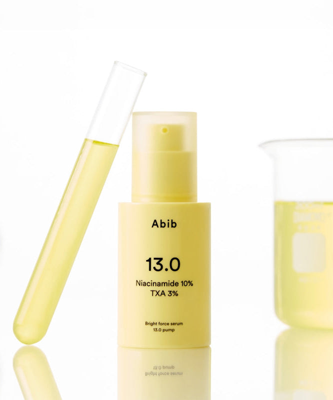 ABIB  Bright Force Serum 13.0 Pump 30ml, flacon jaune et pompe sur fond blanc, marque Abib, contexte skincare