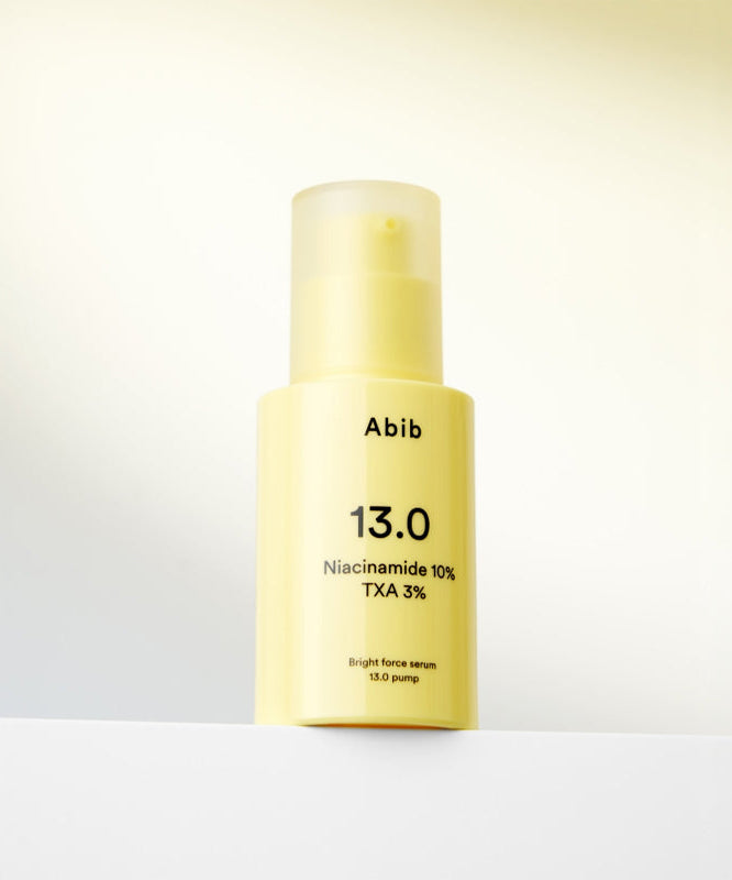 ABIB  Bright Force Serum 13.0 Pump 30ml : flacon jaune sur fond clair, lumière douce, marque Abib visible.