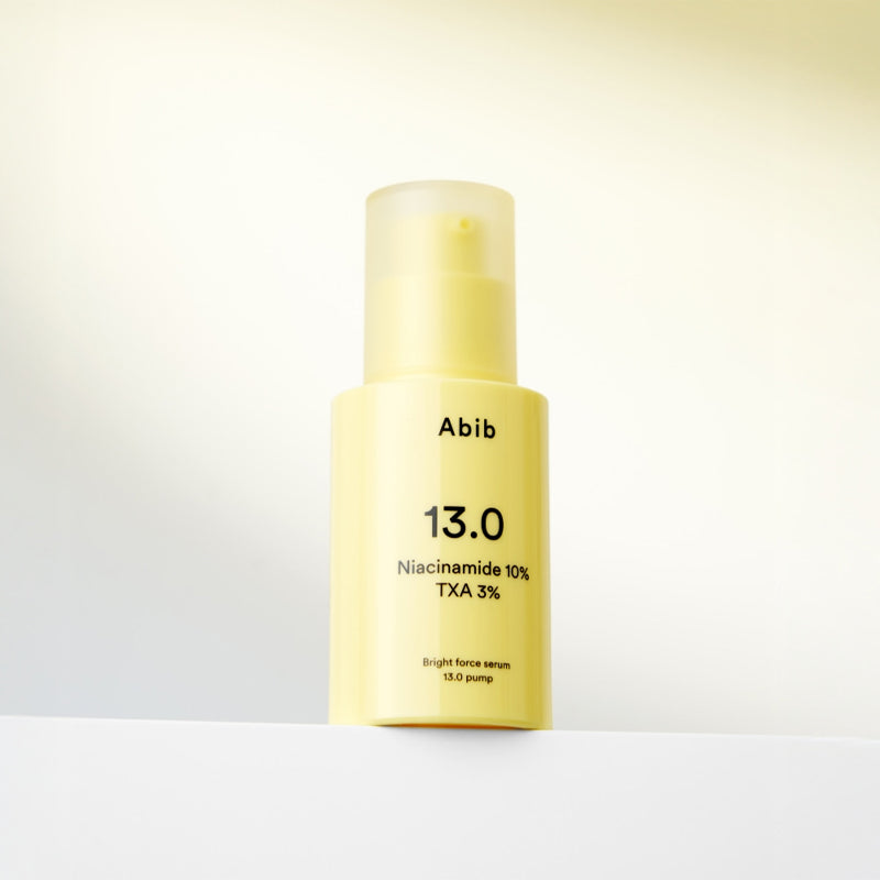 ABIB  Bright Force Serum 13.0 Pump 30ml : flacon jaune sur fond clair, lumière douce, marque Abib visible.