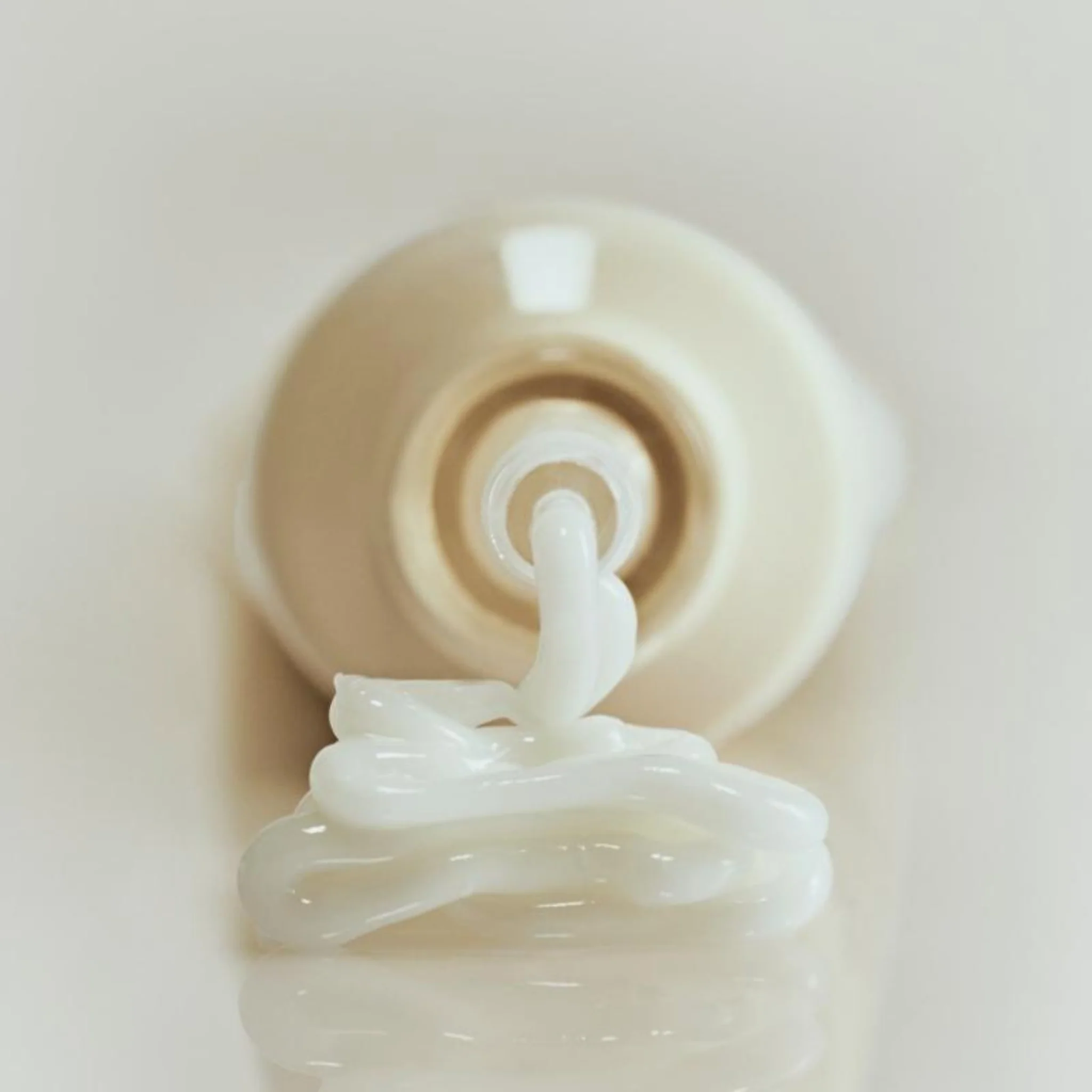ABIB Collagen Eye Cream Jericho Rose Tube 30ml, crème contour des yeux posée sur fond clair, gel texture visible.