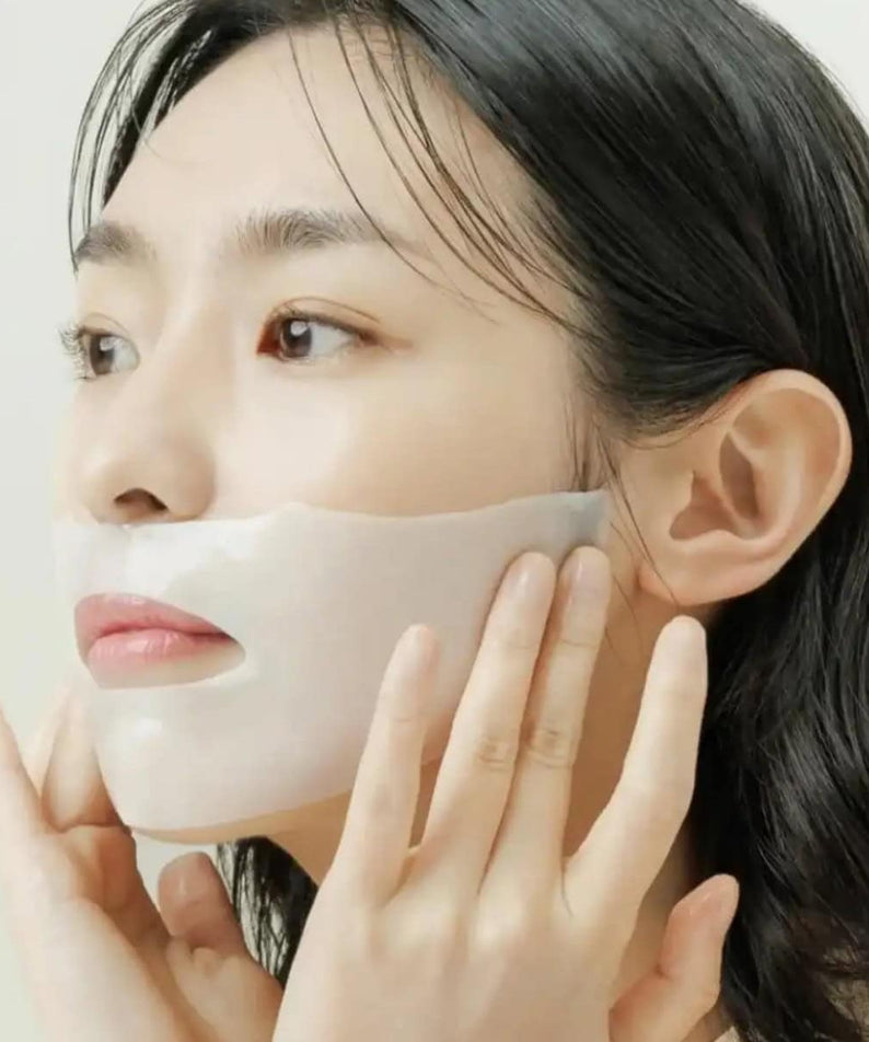 Décris l'image en français : ABIB Collagen Gel Mak Jericho Rose Jelly, marque ABIB, femme applique un gel rosé sur le visage.