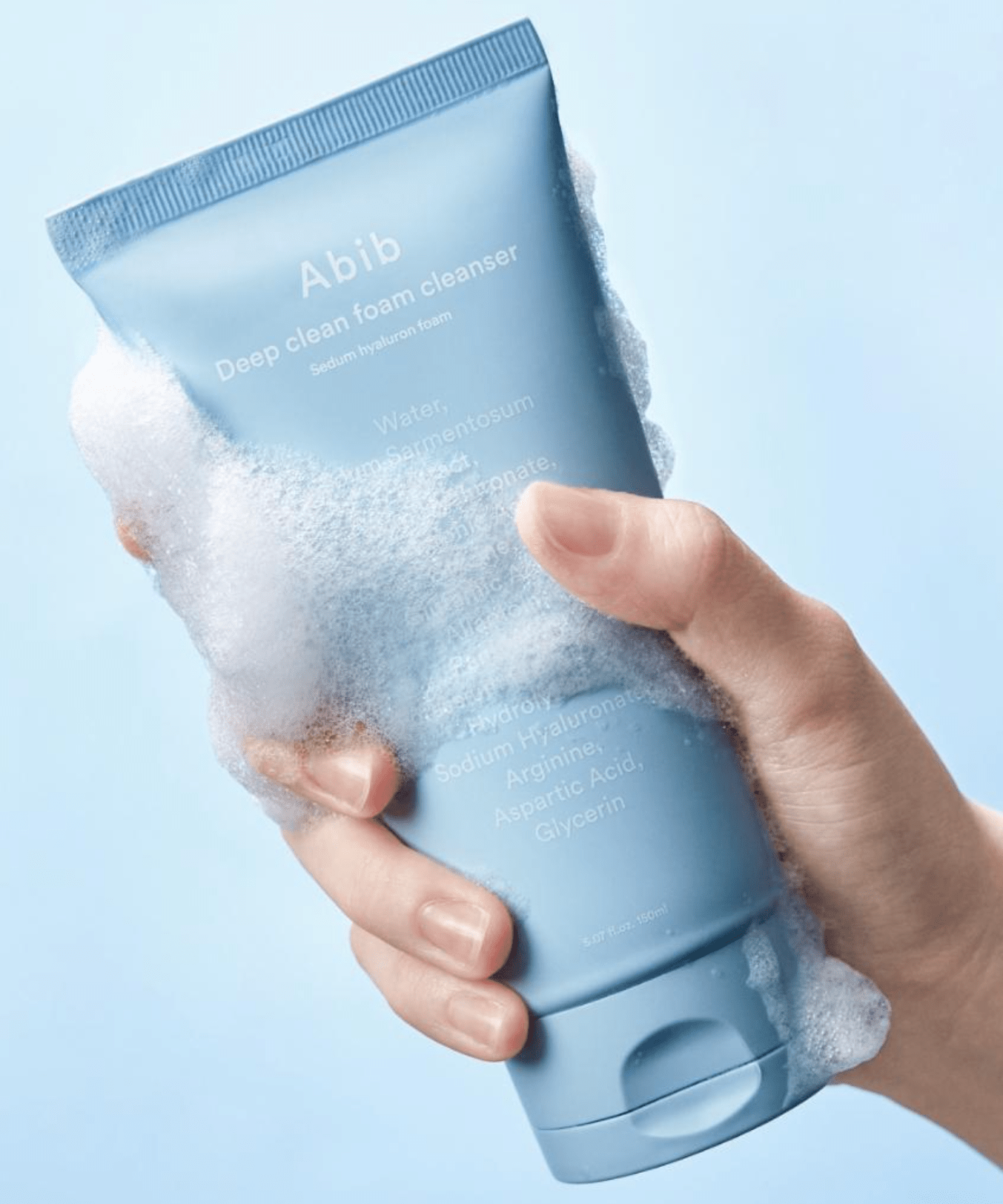 ABIB  Deep Clean Foam Cleanser Moisture Hyaluronic Foam 150ml, tube bleu et mousse, main tenant le nettoyant sur fond clair