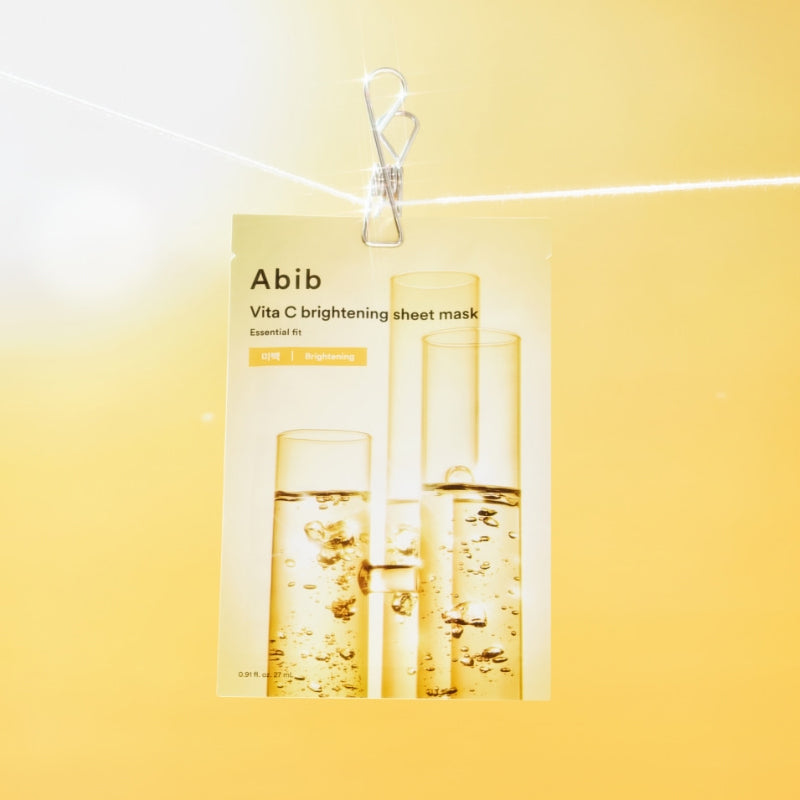 ABIB Essential Fit Vita C Brightening Sheet Mask, marque Abib, photo packaging sur fond jaune lumineux, masques en flacons
