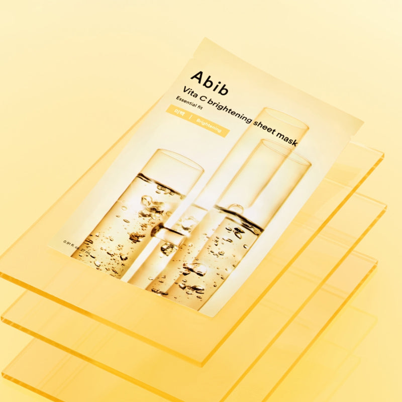 ABIB Essential Fit Vita C Brightening Sheet Mask, pack sur fond jaune, masques en tissu pour éclat et hydratation