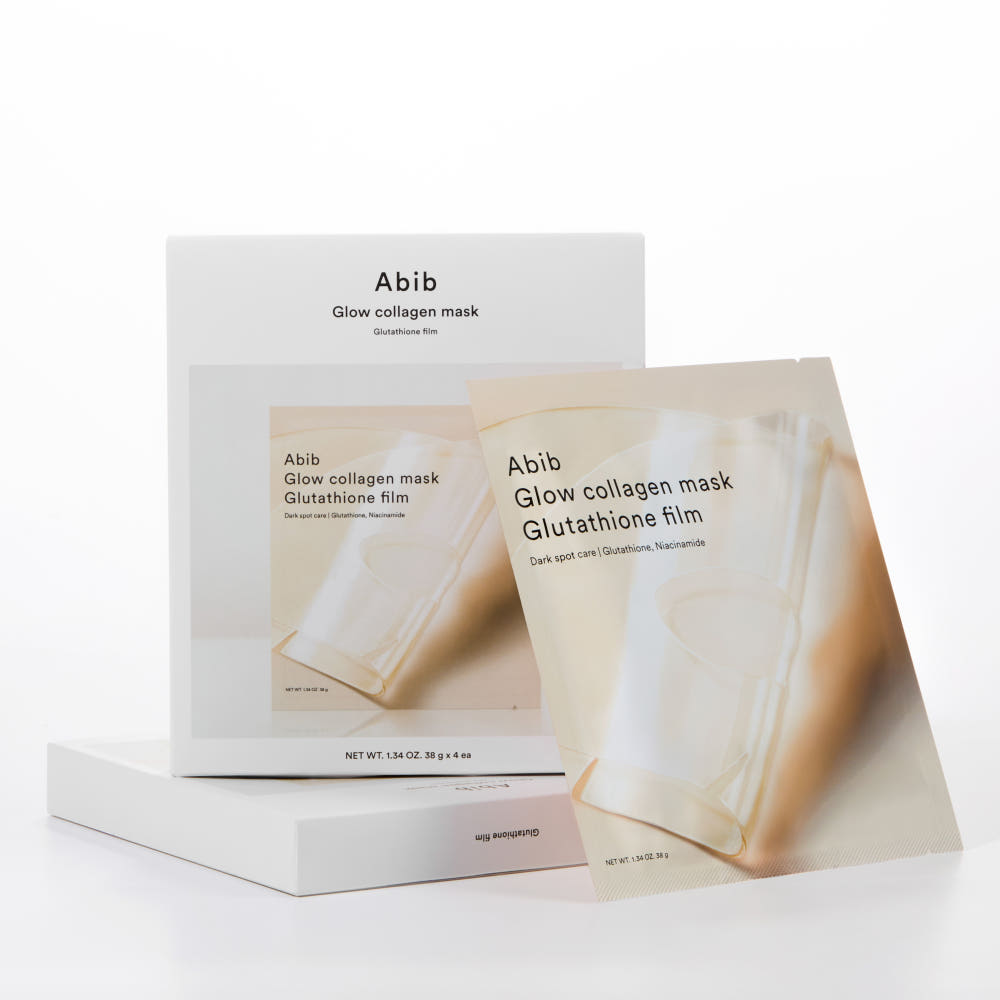 Décris l'image en français: ABIB  Glow Collagen Glutathione Film 4 Sheets, boîtes et masques film dorés sur fond blanc.