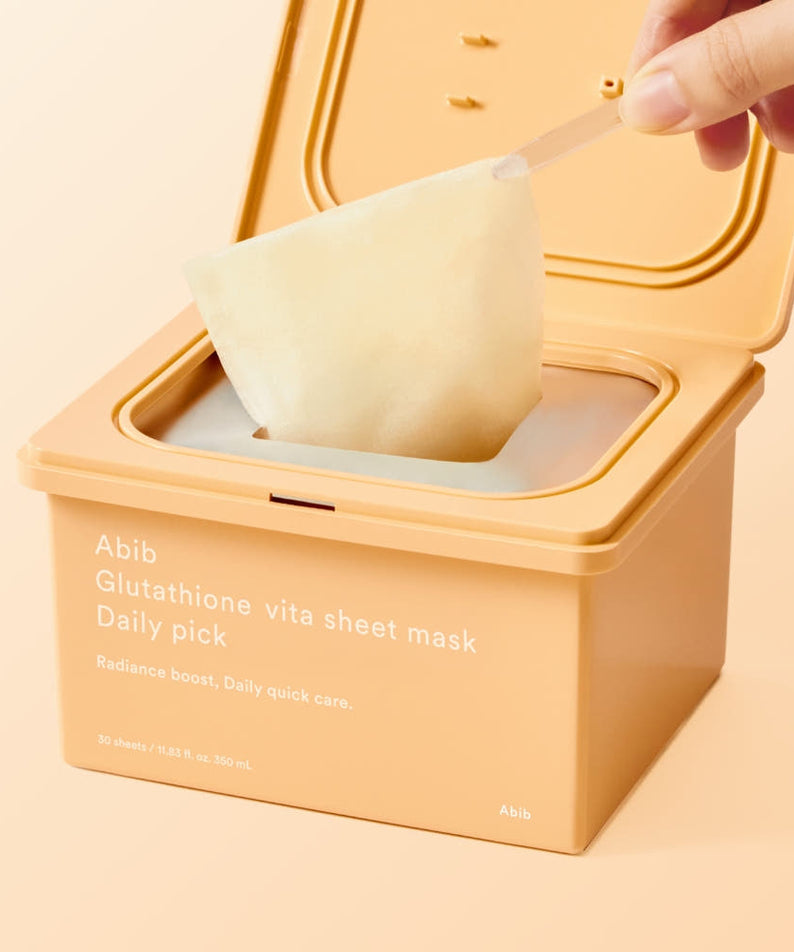 ABIB  Glutathione Vita Sheet Mask Daily Pick 30 Sheets : masque en tissu extrait d’un coffret beige, main, visuel produit.