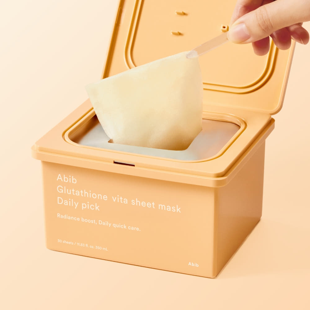 ABIB  Glutathione Vita Sheet Mask Daily Pick 30 Sheets : masque en tissu extrait d’un coffret beige, main, visuel produit.