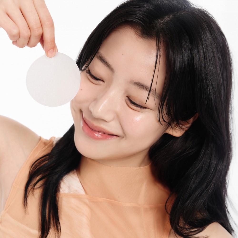 ABIB Glutathiosome Dark Spot Pad Vita Touch 60 EA, femme appliquant un patch anti-taches sur fond blanc (marque ABIB).