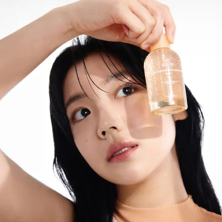 ABIB Glutathiosome Spot Serum Vita Drops 50ml sur peau, marque ABIB, sérum gouttes dorées, femme au regard rapproché