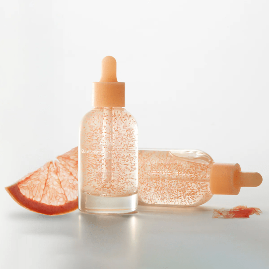 Décris l'image en français : ABIB Glutathiosome Spot Serum Vita Drops 50ml, flacon sérum marque ABIB, sur fond clair, gouttes dorées.
