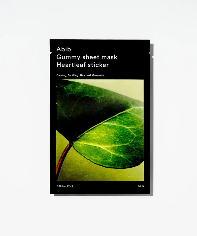 ABIB Gummy Sheet Mask Heartleaf Sticker, masque en feuille avec cœur d’herbe, pack noir sur fond blanc.