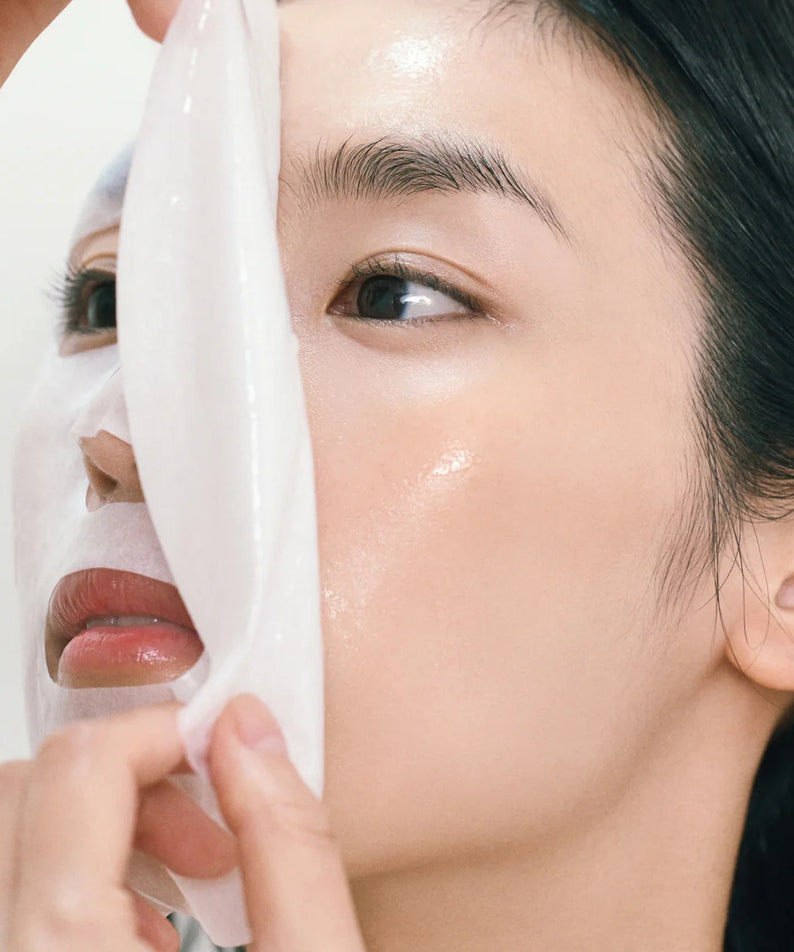 ABIB Gummy Sheets Mask Collagen Milk Sticker : femme applique un masque gommeux au collagène, gros plan lumineux.