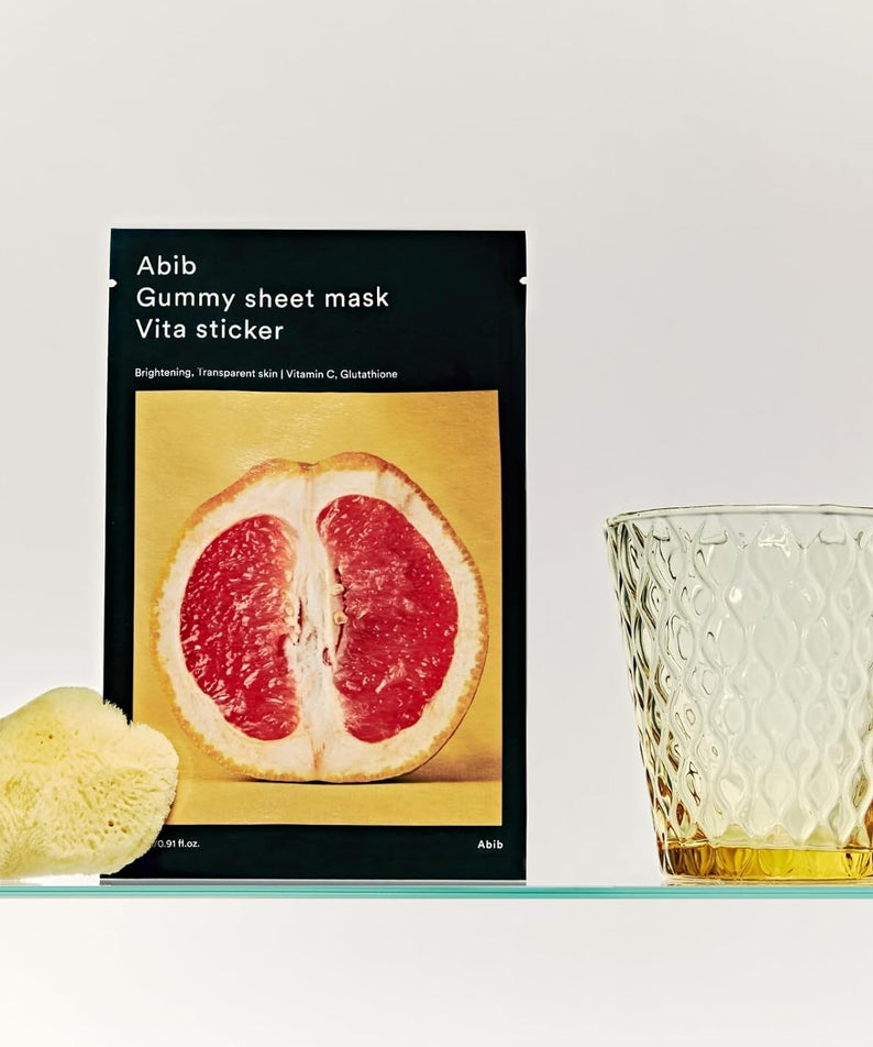 ABIB Gumy Sheet Mask Vita Sticker 10 sheets, masque en gel Abib sur table, packaging avec tranches de fruit, ambiance spa.