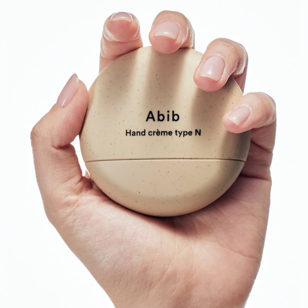 ABIB  Hand Cream Type N 50ml, crème mains ABIB dans la main, contexte visuel sur fond blanc.