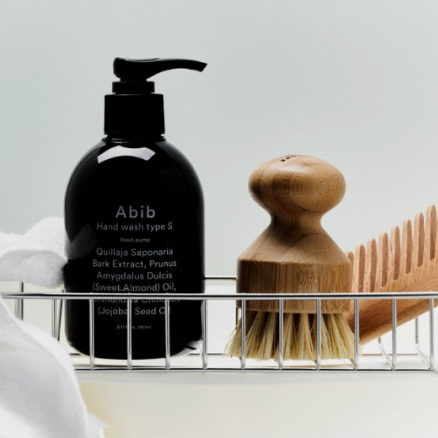 ABIB  Hand Wash Type S Wash Pump 240ml, savon mains noir Abib sur étagère avec brosse et serviette, fond clair.