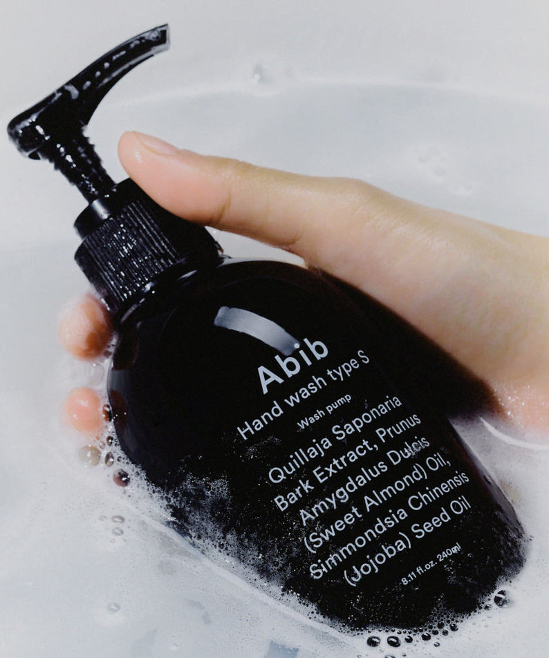 ABIB  Hand Wash Type S Wash Pump 240ml : savon liquide avec pompe noire dans une main, contexte douche/écran mousse