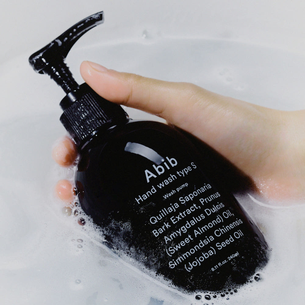 ABIB  Hand Wash Type S Wash Pump 240ml : savon liquide avec pompe noire dans une main, contexte douche/écran mousse